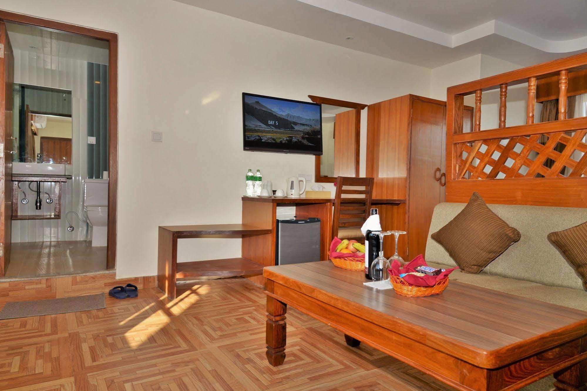 Hotel Mountain View - Lakeside โพคารา ภายนอก รูปภาพ