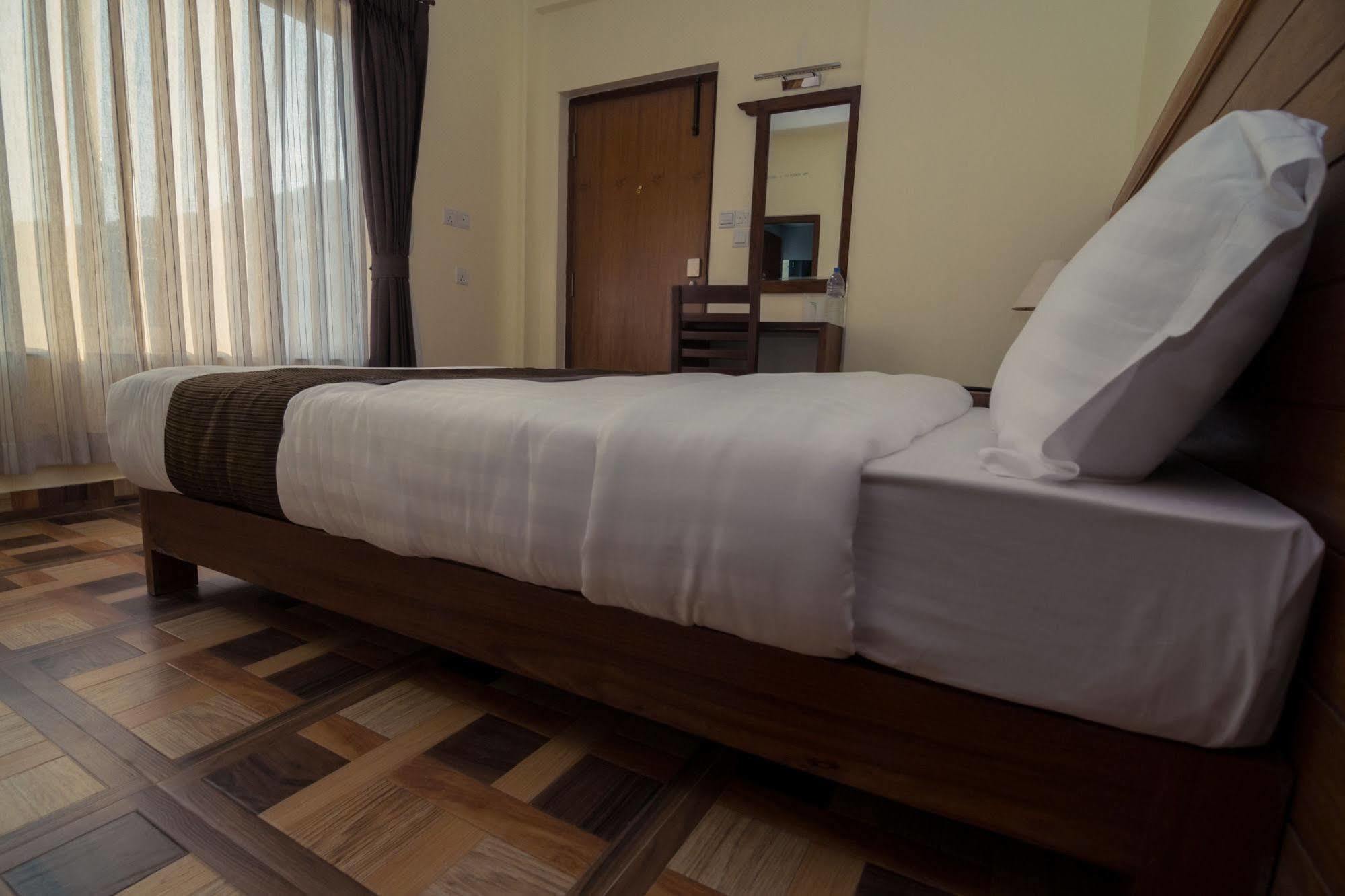 Hotel Mountain View - Lakeside โพคารา ภายนอก รูปภาพ