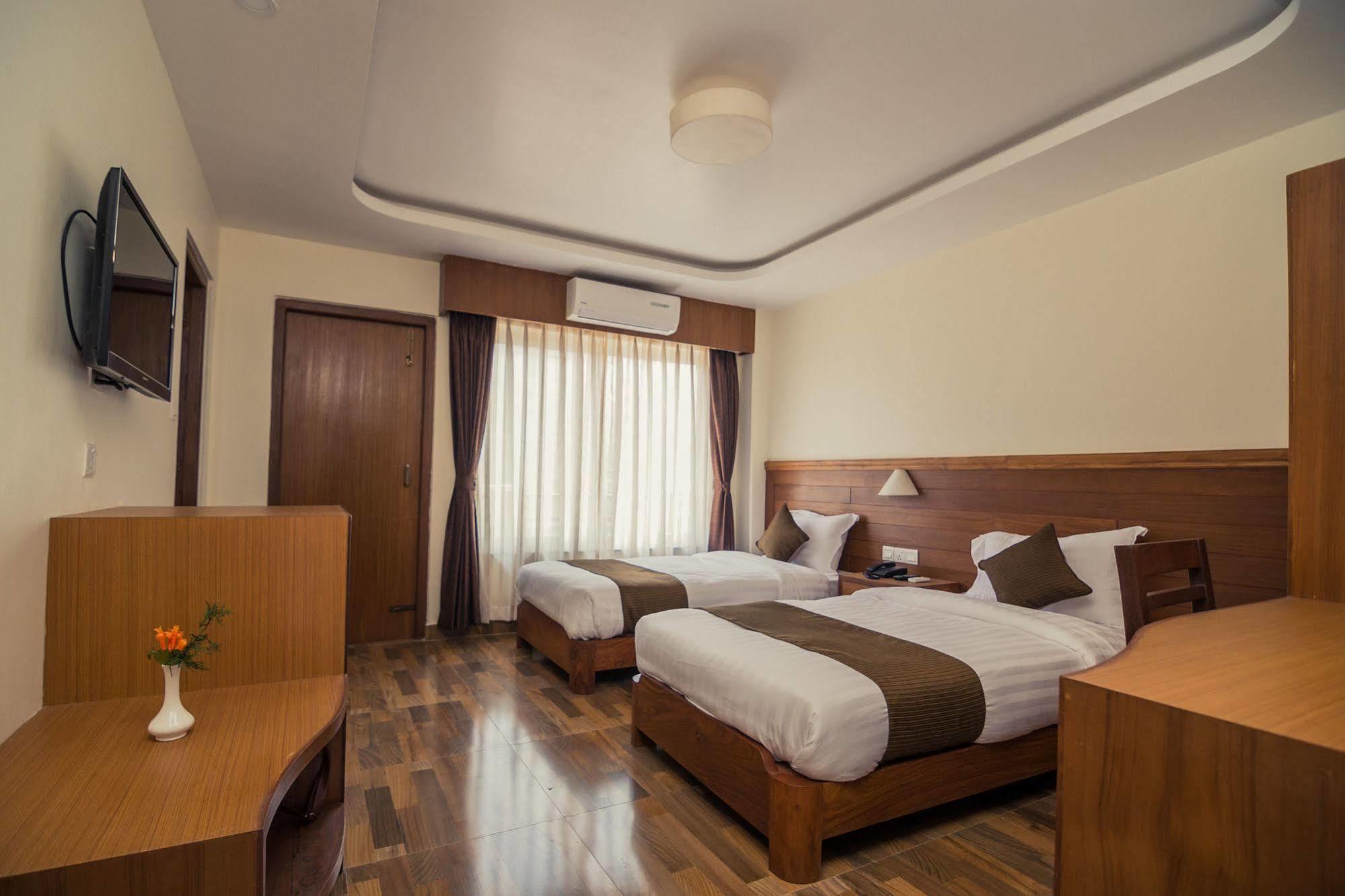 Hotel Mountain View - Lakeside โพคารา ภายนอก รูปภาพ